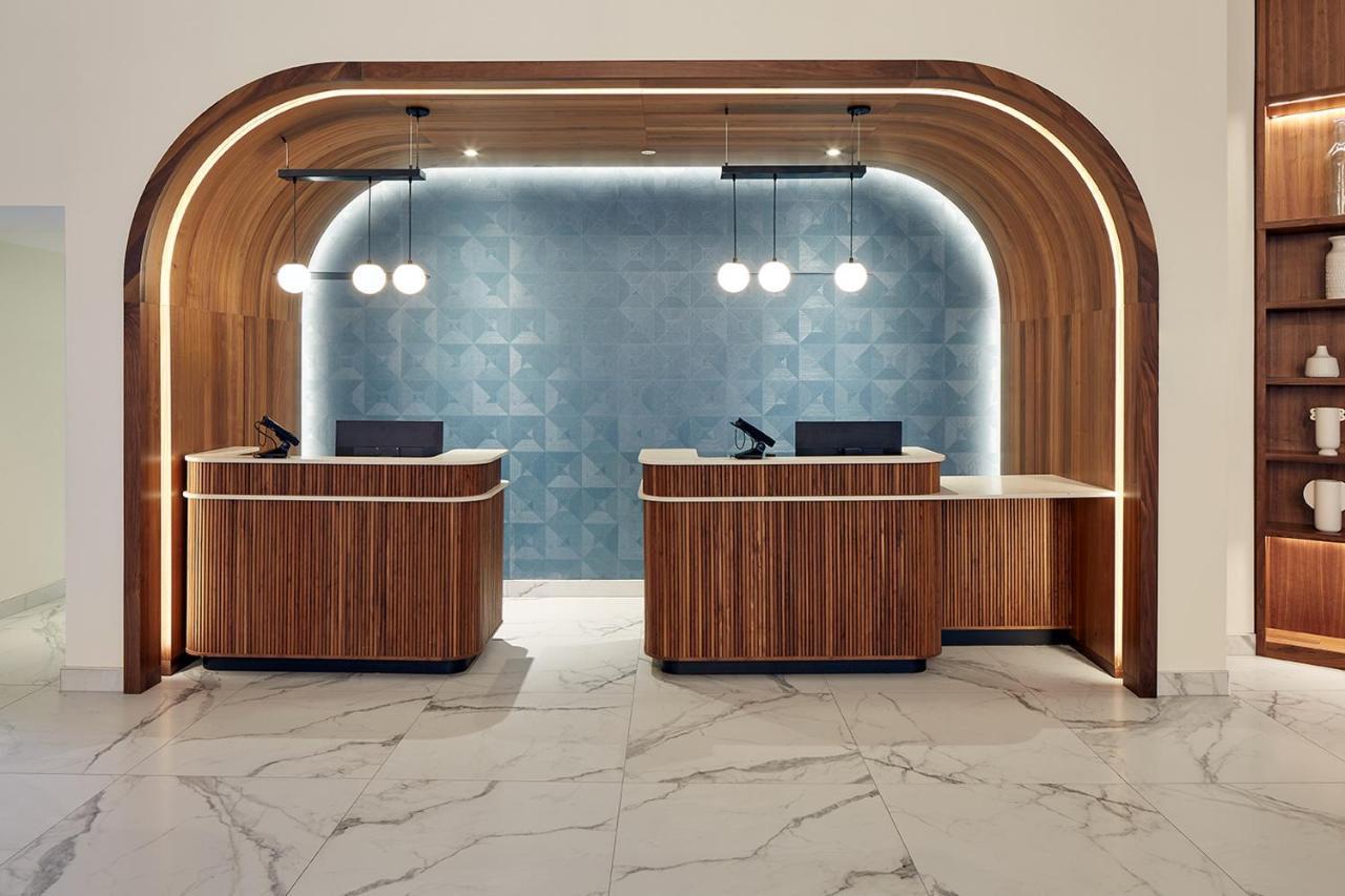 Отель Courtyard Montreal Midtown Экстерьер фото