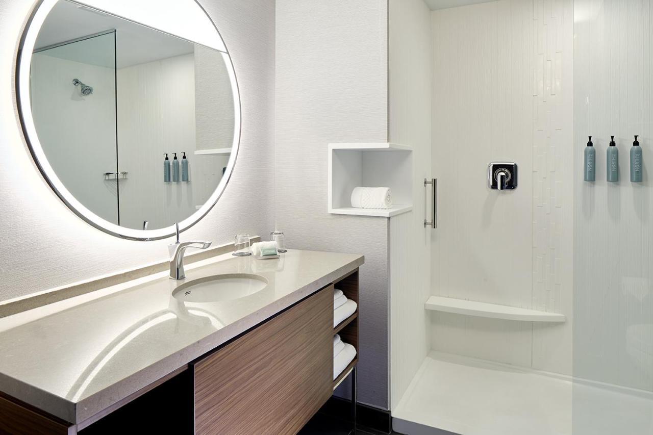 Отель Courtyard Montreal Midtown Экстерьер фото
