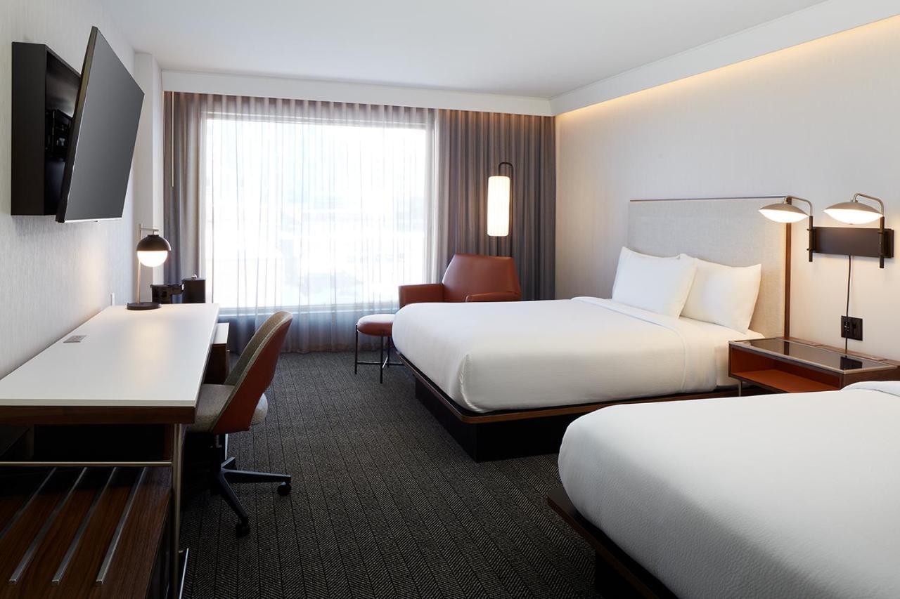 Отель Courtyard Montreal Midtown Экстерьер фото