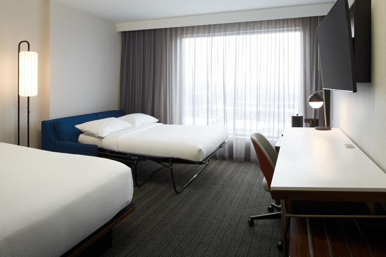Отель Courtyard Montreal Midtown Экстерьер фото