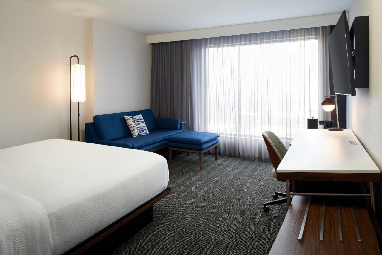 Отель Courtyard Montreal Midtown Экстерьер фото