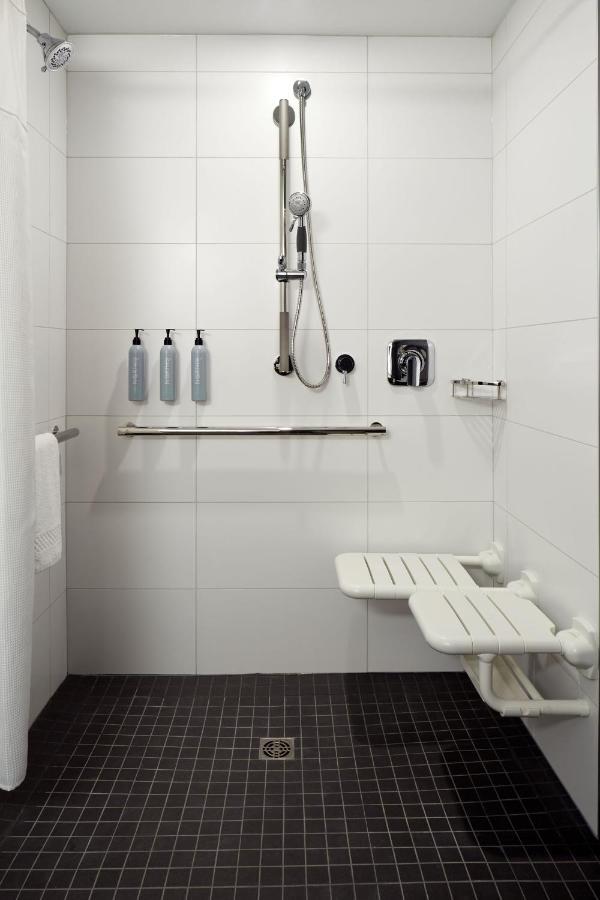 Отель Courtyard Montreal Midtown Экстерьер фото