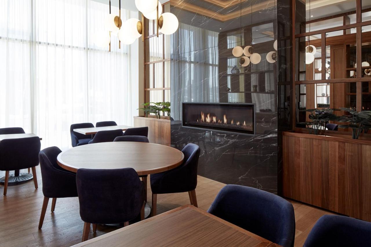 Отель Courtyard Montreal Midtown Экстерьер фото