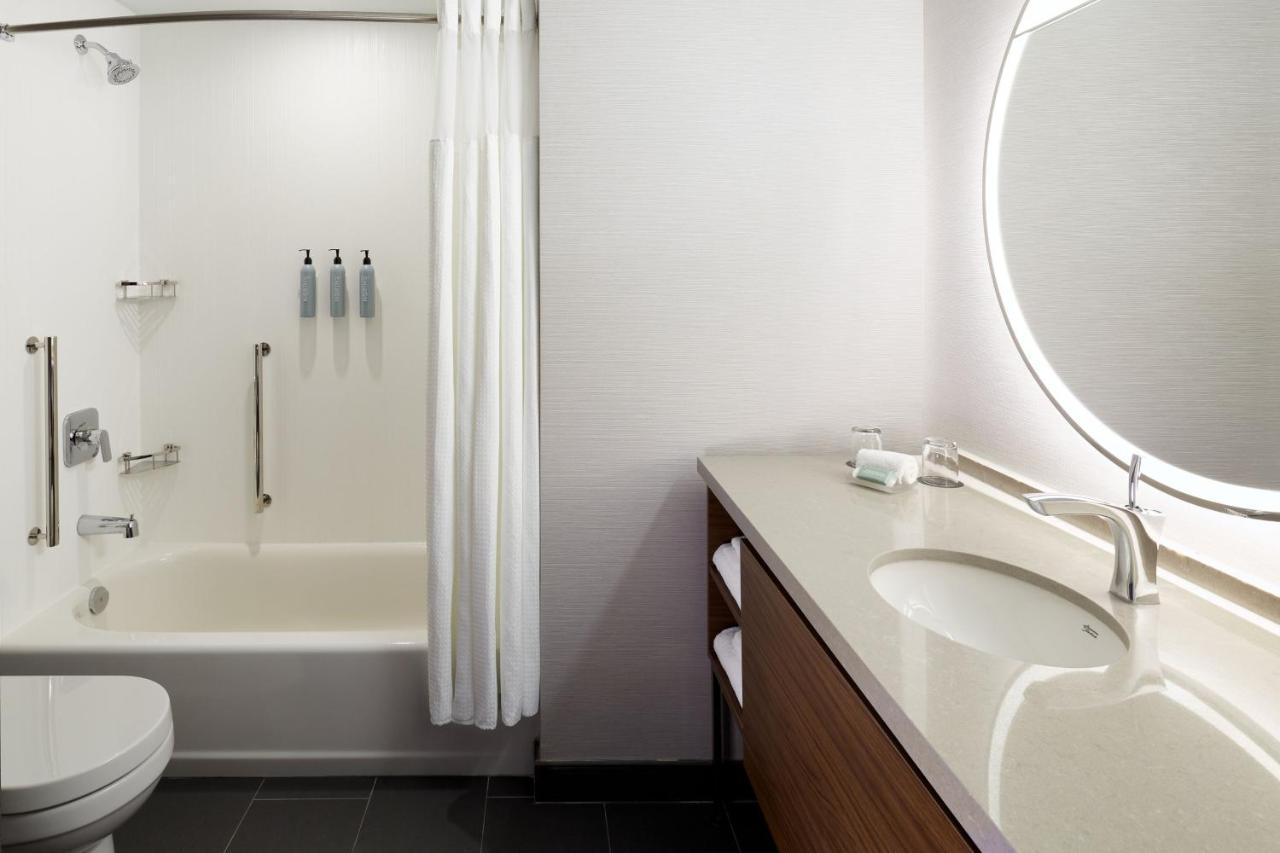 Отель Courtyard Montreal Midtown Экстерьер фото