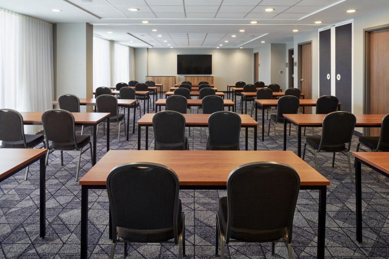 Отель Courtyard Montreal Midtown Экстерьер фото