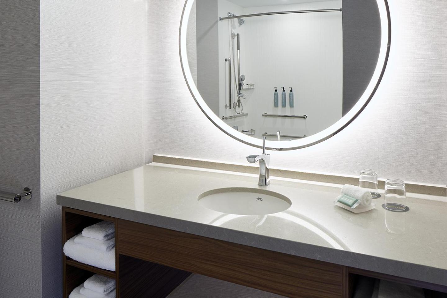 Отель Courtyard Montreal Midtown Экстерьер фото
